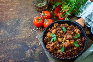 Hint mutfağı. Geleneksel Hint baharatlı yeşil mercimek et, baharat, ahşap bir masada dökme demir tavada otlar. Boşluğu kopyala