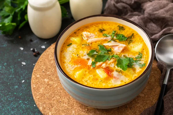 Norwegische Suppe Mit Sahne Und Lachs Auf Einem Rustikalen Holztisch — Stockfoto