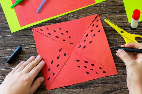 Origami Talimatı Adım Kağıt Değirmeni Tahta Bir Masada Dönen Eğlenceli — Stok fotoğraf