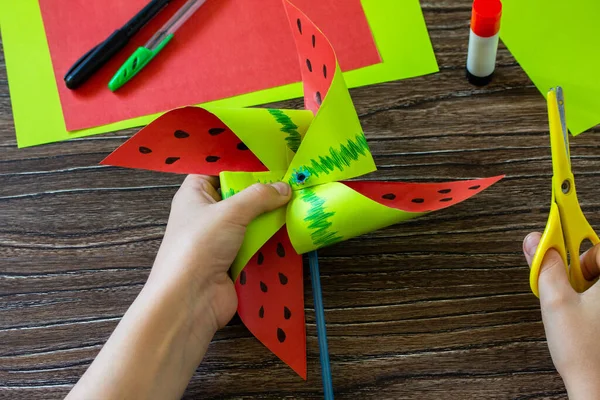 Origami Talimatı Adım Kağıt Değirmeni Tahta Bir Masada Dönen Eğlenceli — Stok fotoğraf