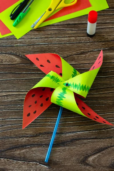 Mainan Roda Mainan Menyenangkan Kincir Angin Semangka Berputar Atas Meja — Stok Foto