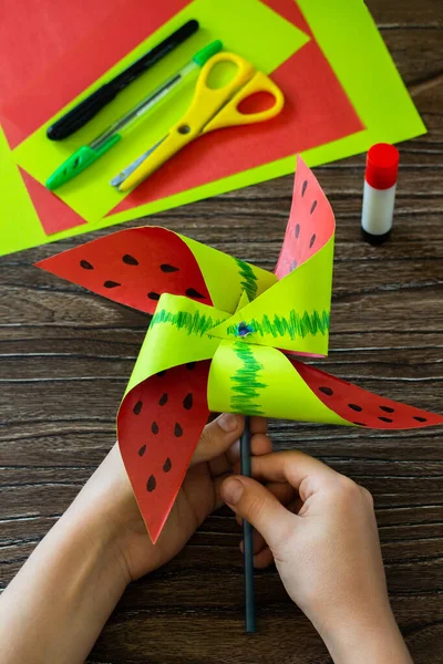 Enfant Tient Dans Ses Mains Moulin Vent Papier Jouet Amusant — Photo