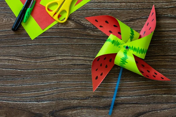 Mainan Menyenangkan Kincir Angin Semangka Berputar Atas Meja Kayu Proyek — Stok Foto