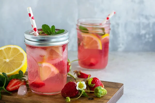 Bebida Verano Refrescante Limonada Con Fresas Frescas Hielo Limones Una — Foto de Stock