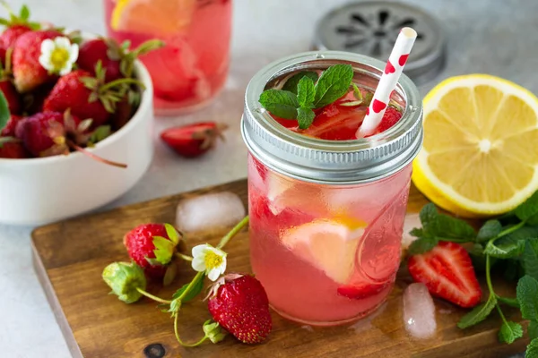 Sommerdrink Erfrischend Limonade Mit Frischen Erdbeeren Eis Und Zitronen Auf — Stockfoto