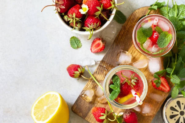 Summer Drink Refreshing Lemonade Fresh Strawberries Ice Lemons Light Stone — Stock Photo, Image