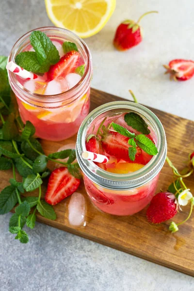 Summer Drink Refreshing Lemonade Fresh Strawberries Ice Lemons Light Stone — Stock Photo, Image