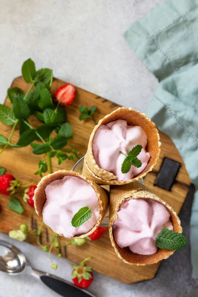 Helado Fresa Orgánico Casero Fresa Helado Conos Gofre Sobre Una —  Fotos de Stock