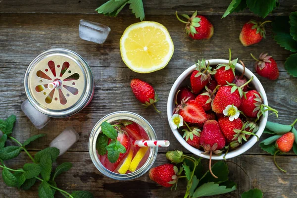 Een Verfrissend Zomerdrankje Limonade Met Verse Aardbeien Ijs Citroenen Een — Stockfoto