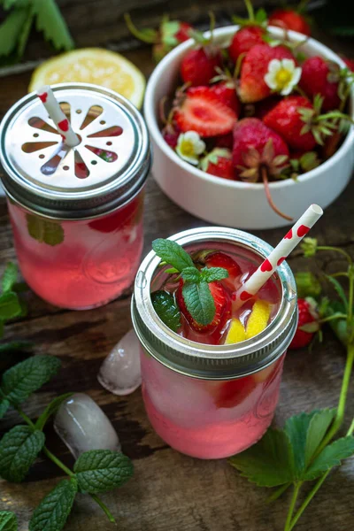 Refreshing Summer Drink Lemonade Fresh Strawberries Ice Lemons Rustic Wooden — Stock Photo, Image
