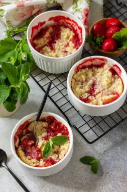 Ev yapımı yaz tatlısı. Çilekler, taş ya da levhadan yapılmış bir masanın üstünde yemek kabında ufalanır..