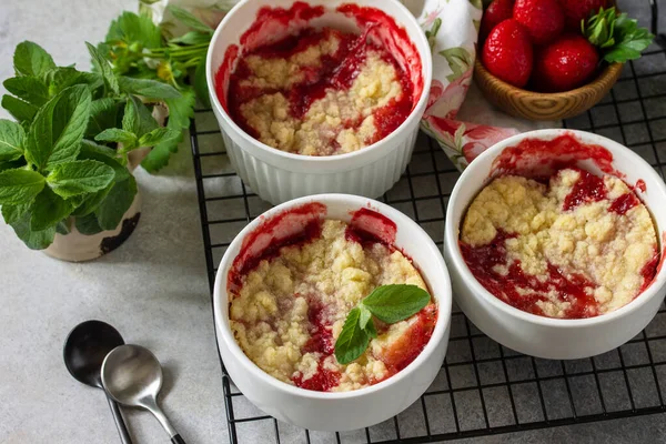 Homemade Summer Dessert Strawberries Crumble Baking Dish Tabletop Made Stone — Stock Photo, Image