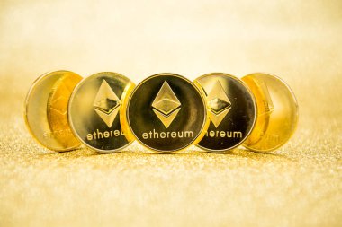 Altın glitter zemin üzerine altın cryptocurrency Ethereum.