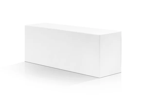 Embalaje en blanco caja de cartón de papel blanco aislado sobre fondo blanco — Foto de Stock