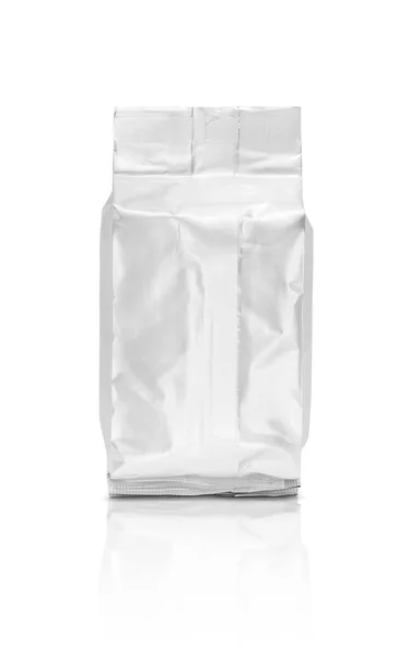 白い背景に分離された空白包装箔袋 — ストック写真