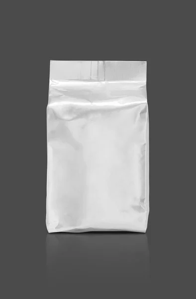 Bolsa de papel de embalaje en blanco aislada sobre fondo gris — Foto de Stock