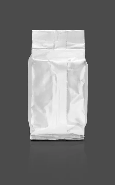 灰色の背景に分離された空白包装フォイル ポーチ — ストック写真