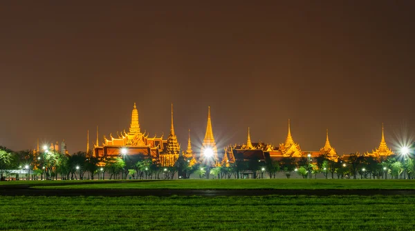 Gran palacio del rey de Bangkok y el templo del buda esmeralda en la noche —  Fotos de Stock