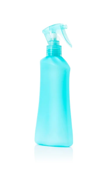 白い背景に分離された青い空の包装スプレー ボトル — ストック写真