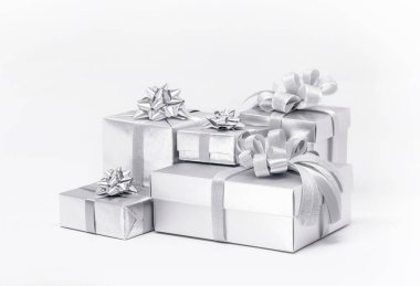 Kutlama gümüş Hediyelik kutu beyaz arka plan üzerinde