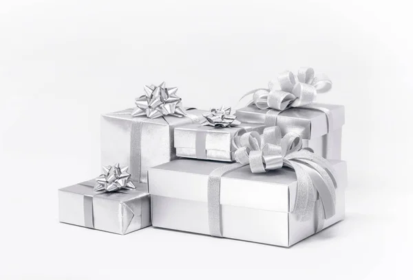 Celebração caixas de presente de prata no fundo branco — Fotografia de Stock