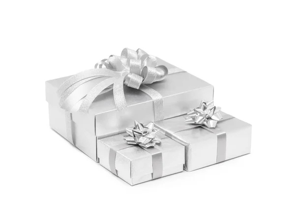 Beyaz arka plan üzerinde izole kutlama gümüş hediye kutuları — Stok fotoğraf