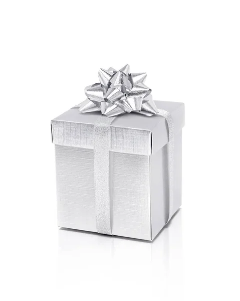 Celebration-ezüst ajándék doboz elszigetelt fehér background — Stock Fotó