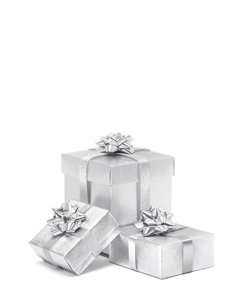 Серебряные подарочные коробки на белом фоне — стоковое фото