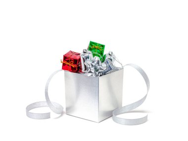 Kutlama gümüş Hediyelik kutu beyaz arka plan üzerinde