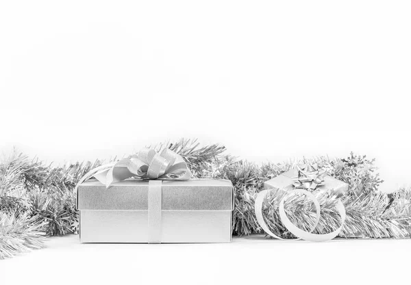 Celebração caixas de presente de prata no fundo branco — Fotografia de Stock