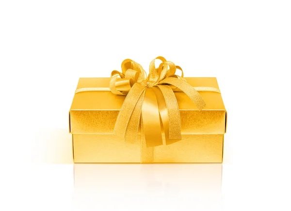 Viering gouden gift box voor decoratie geïsoleerd op witte achtergrond — Stockfoto