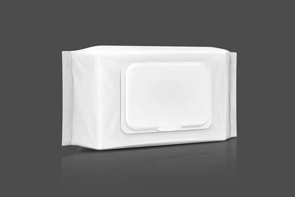 Bolsa de toallitas húmedas de papel de embalaje en blanco aislada sobre fondo gris —  Fotos de Stock