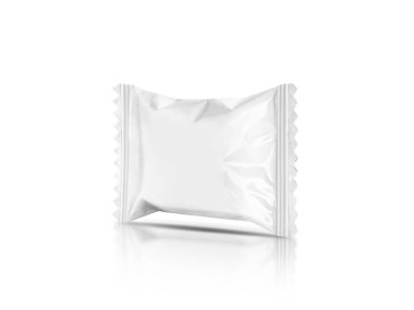 Beyaz arka plan üzerinde izole boş ambalaj şeker plastik poşet