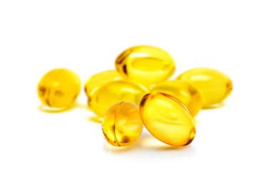Beyaz arkaplanda balık yağı kapsülleri izole