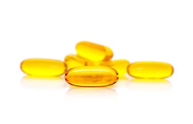 Beyaz arkaplanda balık yağı kapsülleri izole