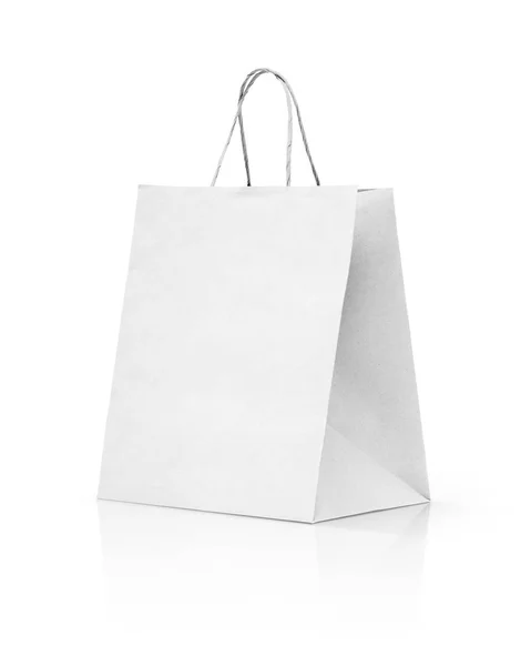 Bolsa de compras kraft de papel blanco aislada sobre fondo blanco — Foto de Stock