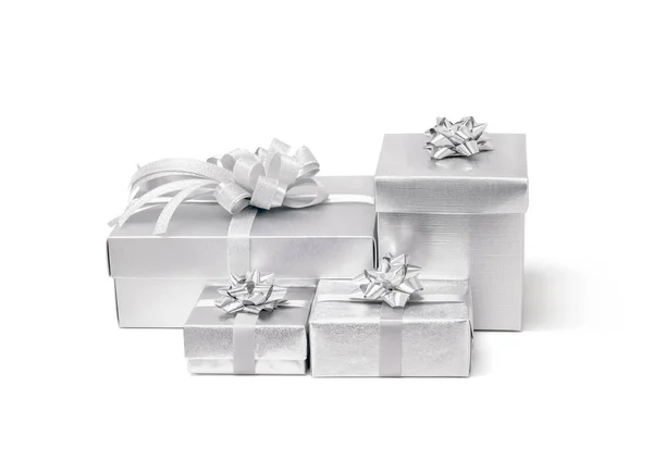 Beyaz arka plan üzerinde izole kutlama gümüş hediye kutusu — Stok fotoğraf