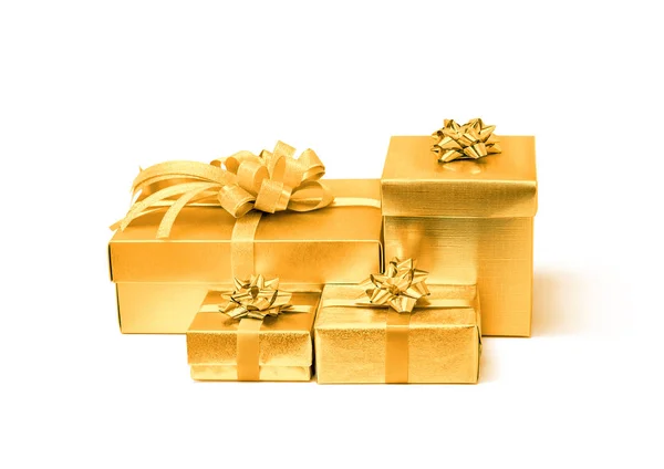 Viering gouden doos van de gift geïsoleerd op witte achtergrond — Stockfoto