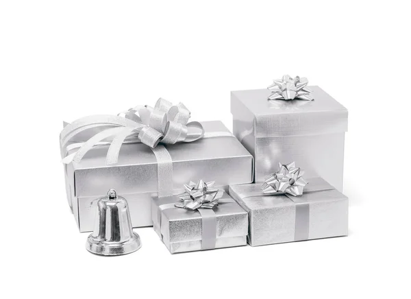 Beyaz arka plan üzerinde izole kutlama gümüş hediye kutusu — Stok fotoğraf
