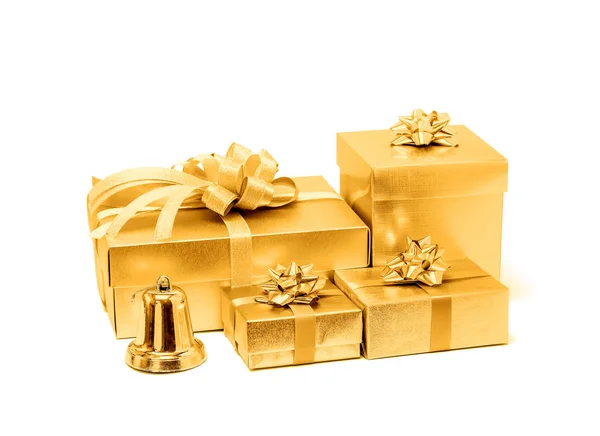 Золотой подарочный коробок на белом фоне — стоковое фото