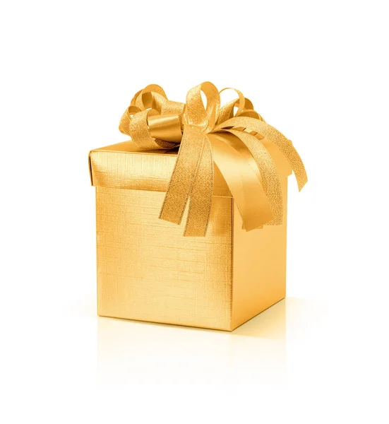Ünnepi arany ajándék doboz elszigetelt fehér background — Stock Fotó