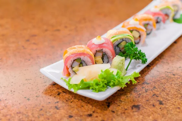 Rolo de sushi com wasabi fresco na placa branca — Fotografia de Stock