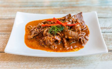 Sığır zemin fıstık Hindistan cevizi krem beyaz tabakta köri