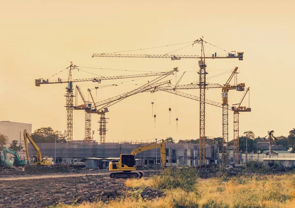 Kule Vinç makine ile Şantiye Binası — Stok fotoğraf