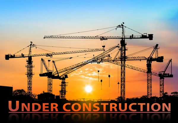 Silhouette del cantiere e gru a torre in sfondo cielo tramonto — Foto Stock