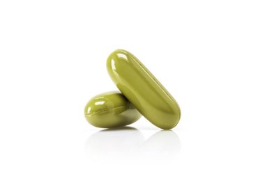 Beyaz arka plan üzerinde izole yeşil bitkisel kapsül