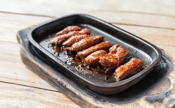 Gegrilde biefstuk varkenshaas in een hete pan — Stockfoto