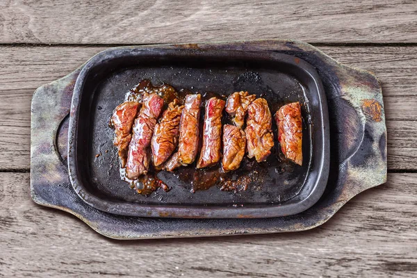Gegrilde biefstuk varkenshaas in een hete pan — Stockfoto
