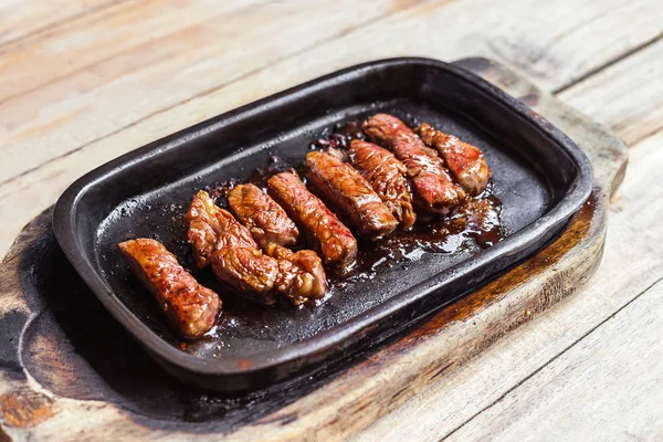 Gegrilde biefstuk varkenshaas in een hete pan — Stockfoto