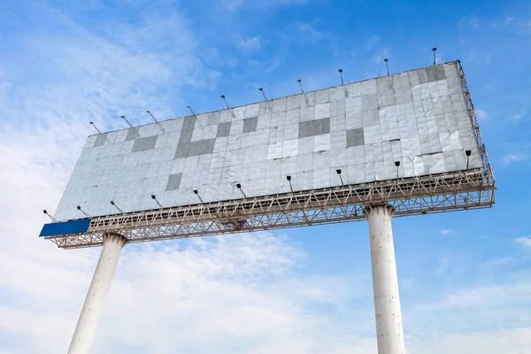 Grand panneau d'affichage blanc sur ciel bleu vif — Photo